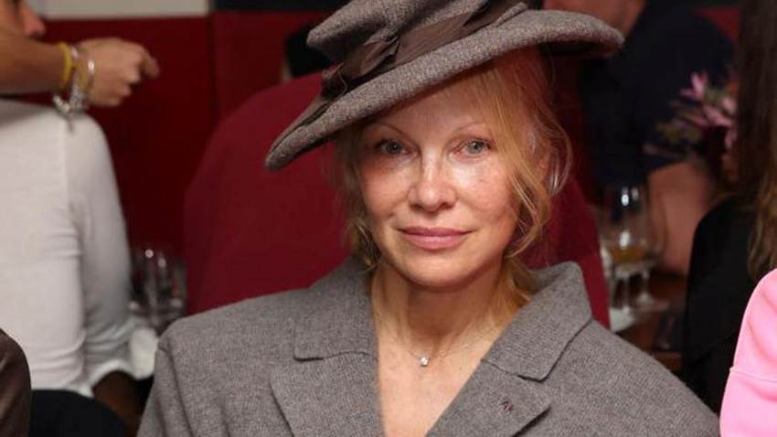 Pamela Anderson, de lo más feliz, comparte su poderosa razón para no usar maquillaje