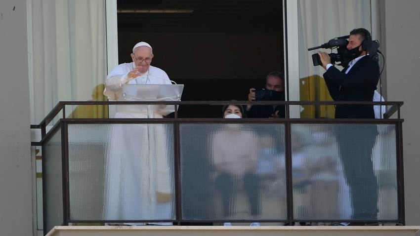 El papa Francisco reaparece en público tras su operación de colon