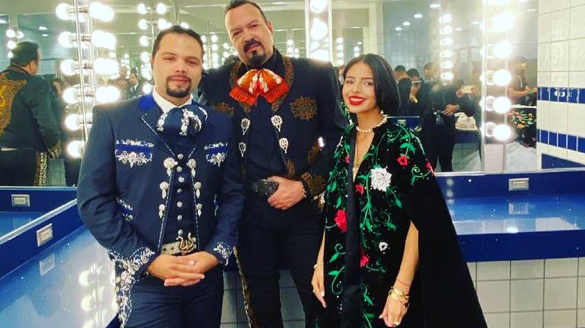 Así reaccionó Pepe Aguilar por la actuación de su hija en la pelea del Canelo