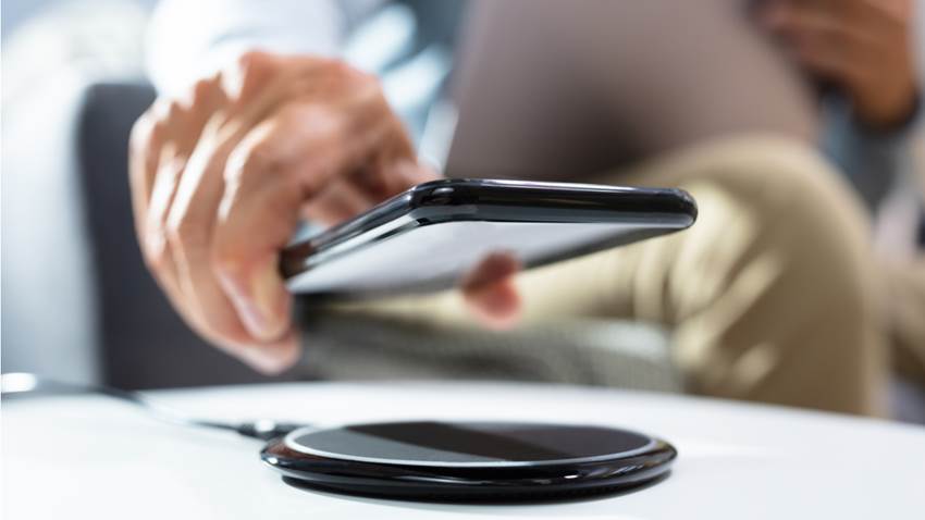 ¿Por qué es malo cargar el teléfono de manera inalámbrica?