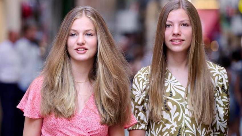 La princesa Leonor y la infanta Sofía en su posado Navideño más espectacular