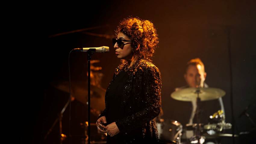 Arooj Aftab en el Grec 2025: la belleza de Oriente y Occidente