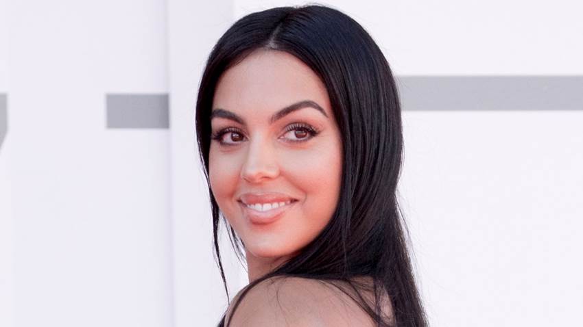 Georgina Rodríguez y sus apasionadas fotos para presentar su marca de ropa