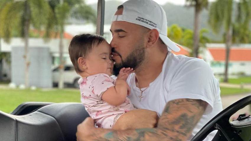 Raphy Pina se despide de su hija Vida Isabelle, antes de entregarse a las autoridades