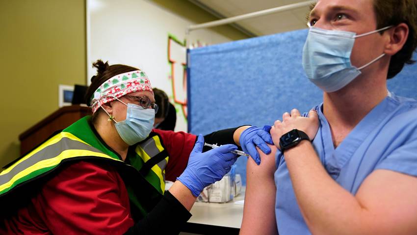 Twitter prohíbe afirmaciones falsas sobre vacunas para el COVID-19