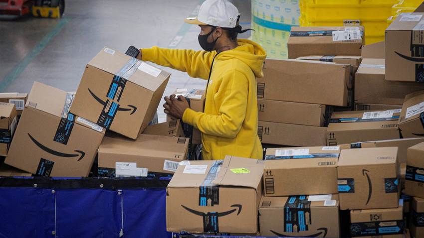 Más de 400 legisladores de 34 países apoyan campaña contra Amazon