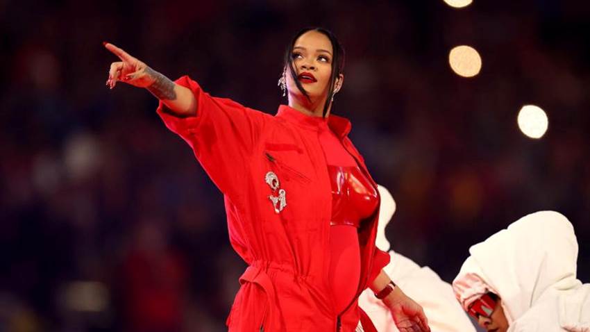 ¡Bebé en camino! Rihanna está embarazada y así lo presumió en el Super Bowl