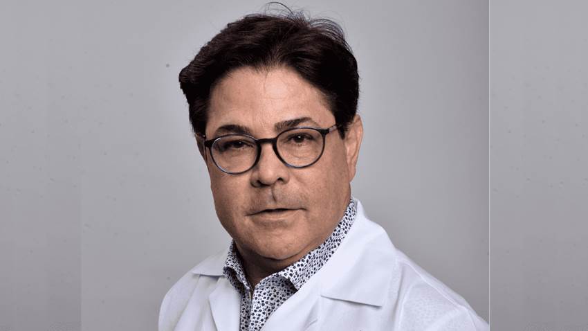 Espondilitis Anquilosante no es solo una condición de adultos mayores, reafirma reumatólogo