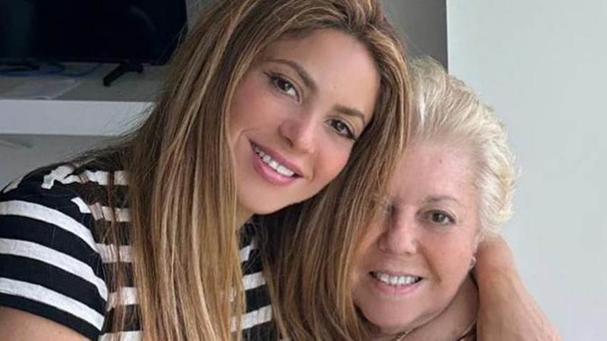 Tras la operación de su padre, Shakira comparte una linda postal desde el regazo de su mamá