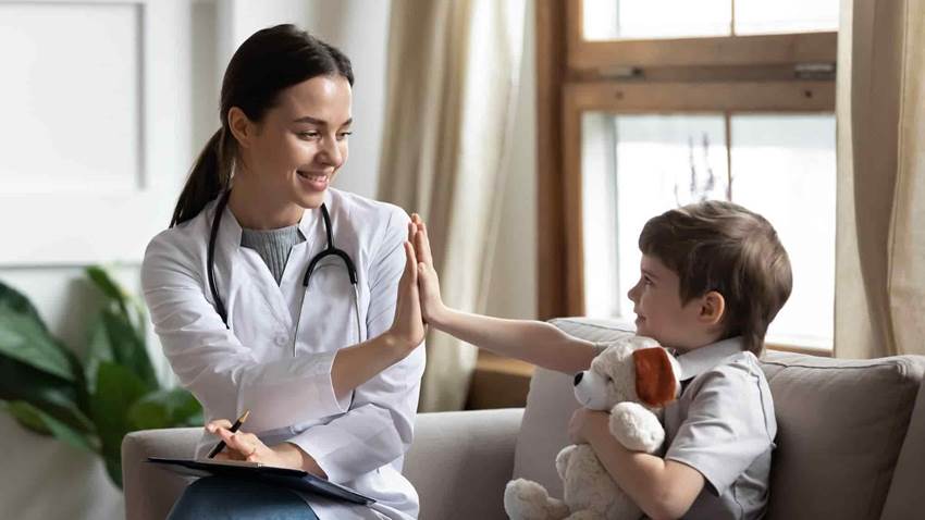 Las médicas son madres 5 años más tarde que el resto de las profesionales