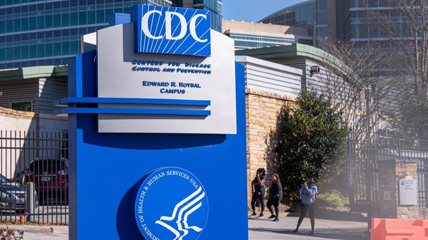 CDC emite nuevas guías para para clases presenciales y reduce el distanciamiento social