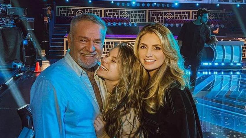 En compañía de sus papás y de su suegra, Sofía Castro elige el menú de su boda