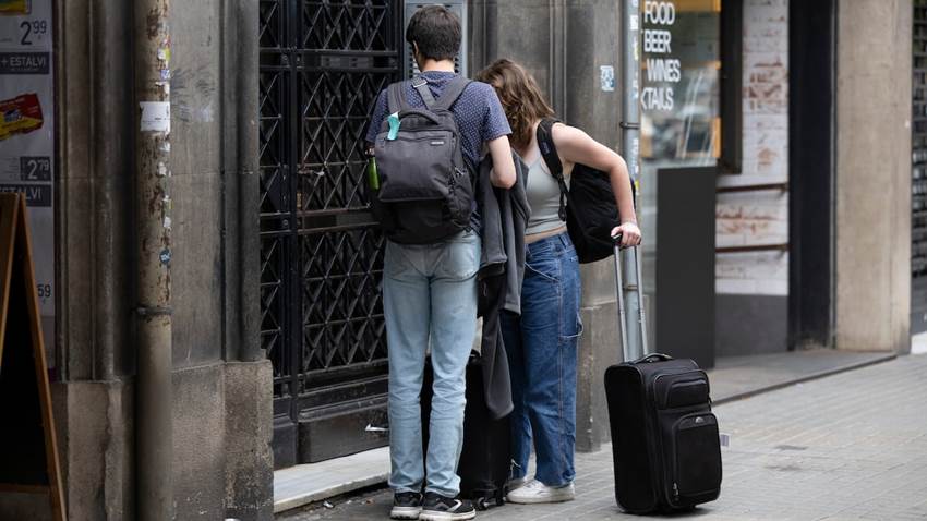 Los hoteleros de Barcelona piden salvar los pisos turísticos que se concentren en un mismo edificio