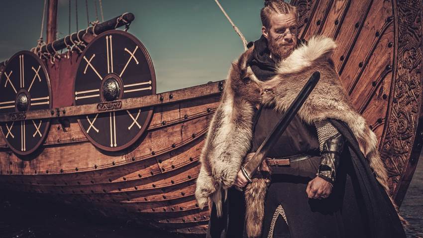Los vikingos quemaban sus barcos y hacían sacrificios humanos en sus funerales, te contamos la razón