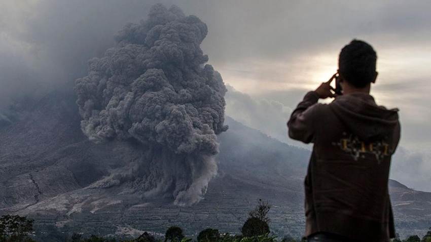 El volcán Sinabung entró en erupción y las impresionantes fotos son dignas del 2020