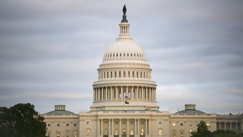 Una jueza prohíbe a Trump despedir a funcionarios durante el cierre del Gobierno de Estados Unidos