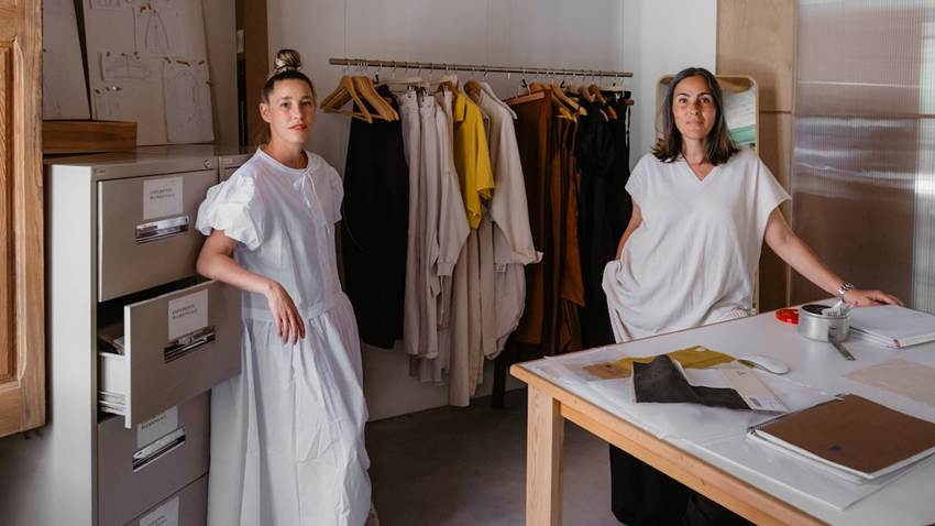 NNUA01, la marca de ropa catalana que le planta cara a la moda rápida y aboga por no renovar el armario cada temporada