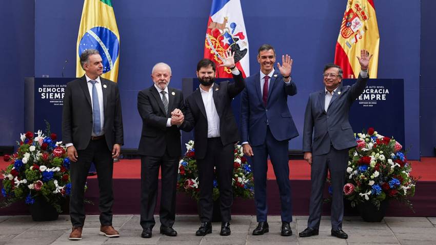 La cumbre progresista en Chile suma a una decena de países para recomponer la confianza en la democracia
