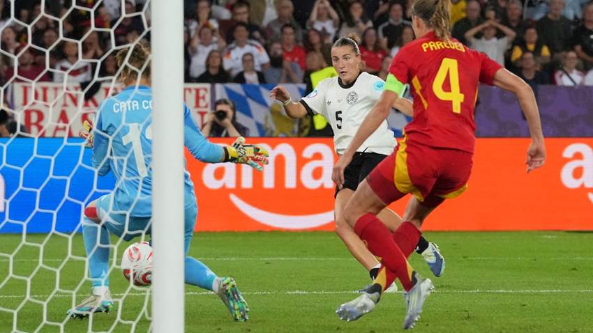 Cata Coll, del hospital a ser la heroína ante Alemania