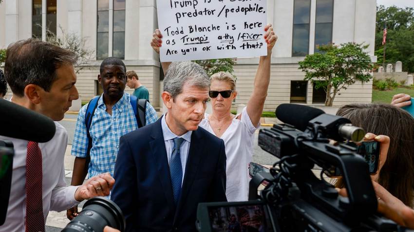 Trump niega ahora que fuera informado sobre la ‘lista Epstein’ y no descarta un indulto a Ghislaine Maxwell