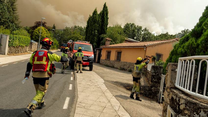El incendio de Jarilla avanza “desbocado” y arrasa ya 11.000 hectáreas en Extremadura
