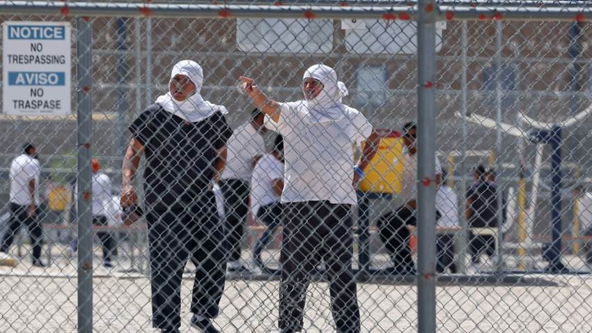 Un mexicano muere en custodia del ICE en California