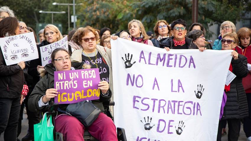 Trabajadoras y usuarias protestan contra el desmantelamiento de los espacios de igualdad de Madrid: “Si los cierran, nos apagan”